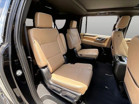 Used 2023 Chevrolet Suburban Premier AWD/4WD image 21