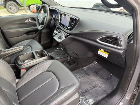 Used 2025 Chrysler Pacifica Select image 23