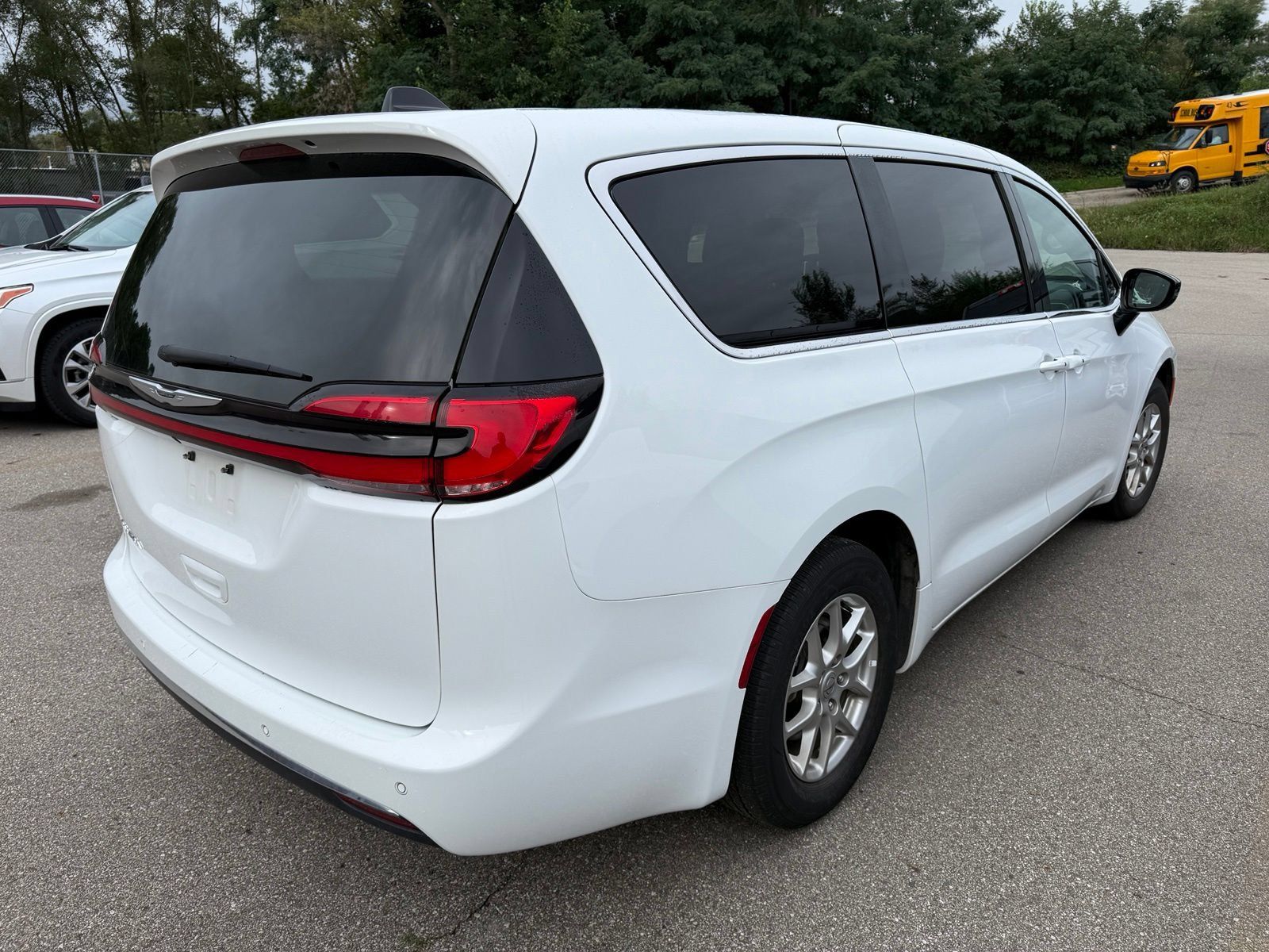Used 2025 Chrysler Pacifica Select FWD image 2