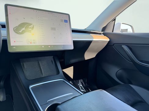 Used 2021 Tesla Model Y Long Range AWD/4WD image 38