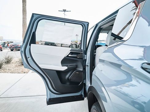 New 2026 Mitsubishi Outlander SE FWD image 13