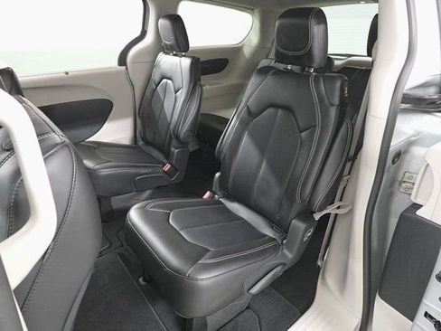 Used 2024 Chrysler Pacifica Touring-L image 23