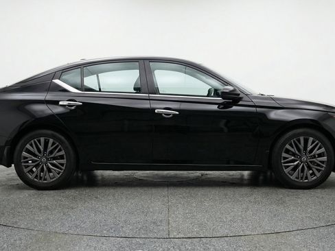 Used 2025 Nissan Altima 2.5 SV image 11