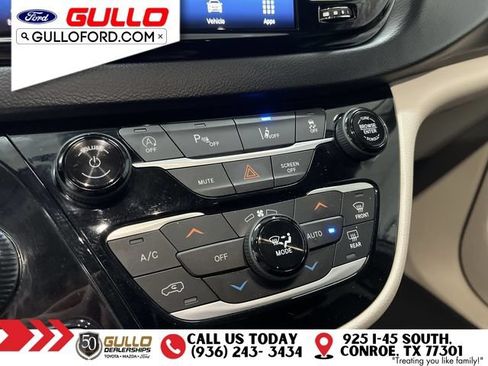 Used 2023 Chrysler Pacifica Touring-L FWD image 27