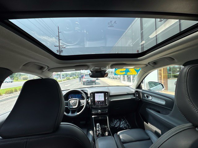 Certified 2025 Volvo XC40 B5 Plus AWD/4WD image 18