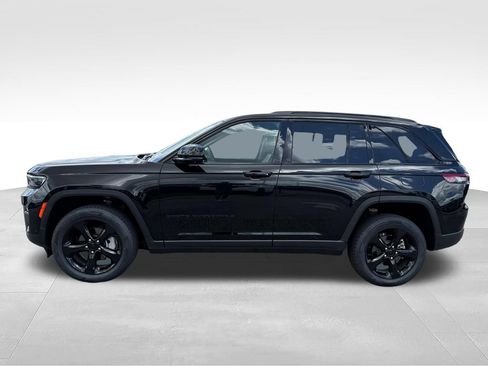 Used 2023 Jeep Grand Cherokee Limited w/ Luxury Tech Group II RWD image 2
