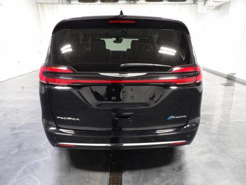 Used 2024 Chrysler Pacifica Limited FWD image 6