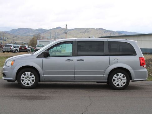 Used 2016 Dodge Grand Caravan SE w/ Quick Order Package 29E SE image 2