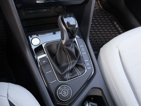 Certified 2025 Volkswagen Taos SE image 25