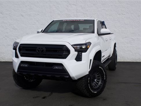 Used 2026 Toyota Tacoma SR5 image 3