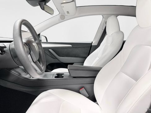 Used 2024 Tesla Model Y Long Range RWD image 15