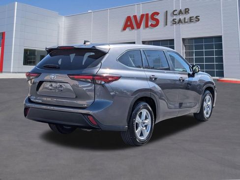 Used 2024 Toyota Highlander LE FWD image 6