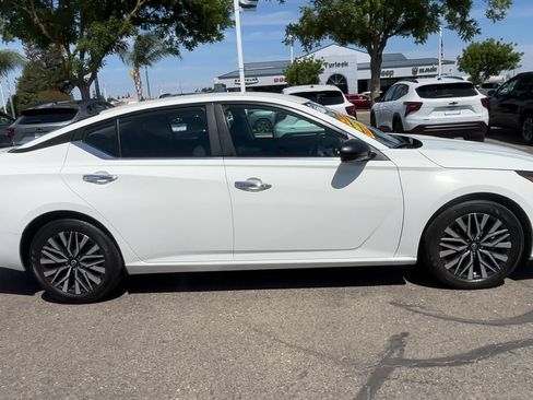 Used 2025 Nissan Altima 2.5 SV FWD image 8
