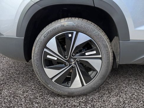 New 2025 Volkswagen Taos SE image 14