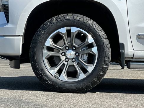Used 2024 Chevrolet Silverado 1500 High Country w/ Technology Package AWD/4WD image 25