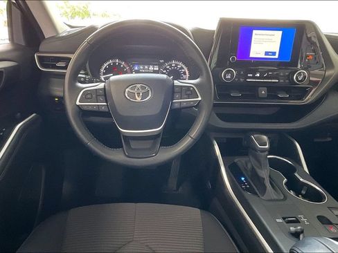 Used 2025 Toyota Highlander LE FWD image 5