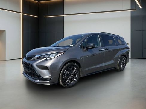 Used 2022 Toyota Sienna XSE w/ XSE Plus Package FWD image 1