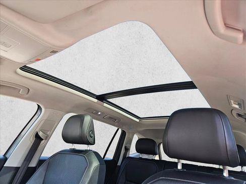 Used 2022 Volkswagen Tiguan SE AWD/4WD image 16