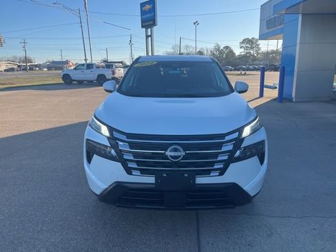 Used 2024 Nissan Rogue SV image 2