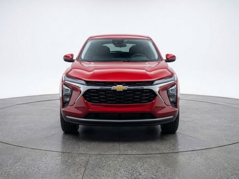 Used 2025 Chevrolet Trax LT image 2