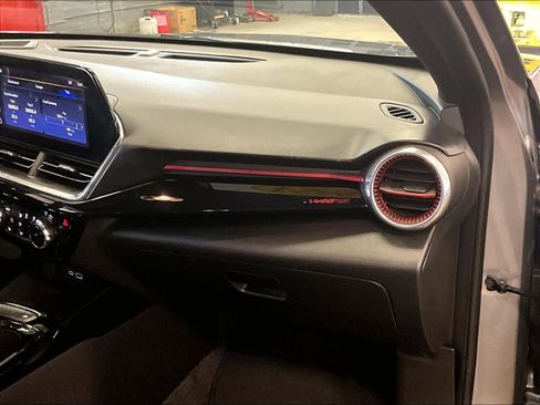 Used 2024 Chevrolet Trax RS w/ Sunroof Package image 13