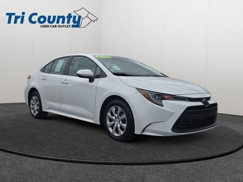 Used 2025 Toyota Corolla LE FWD image 1
