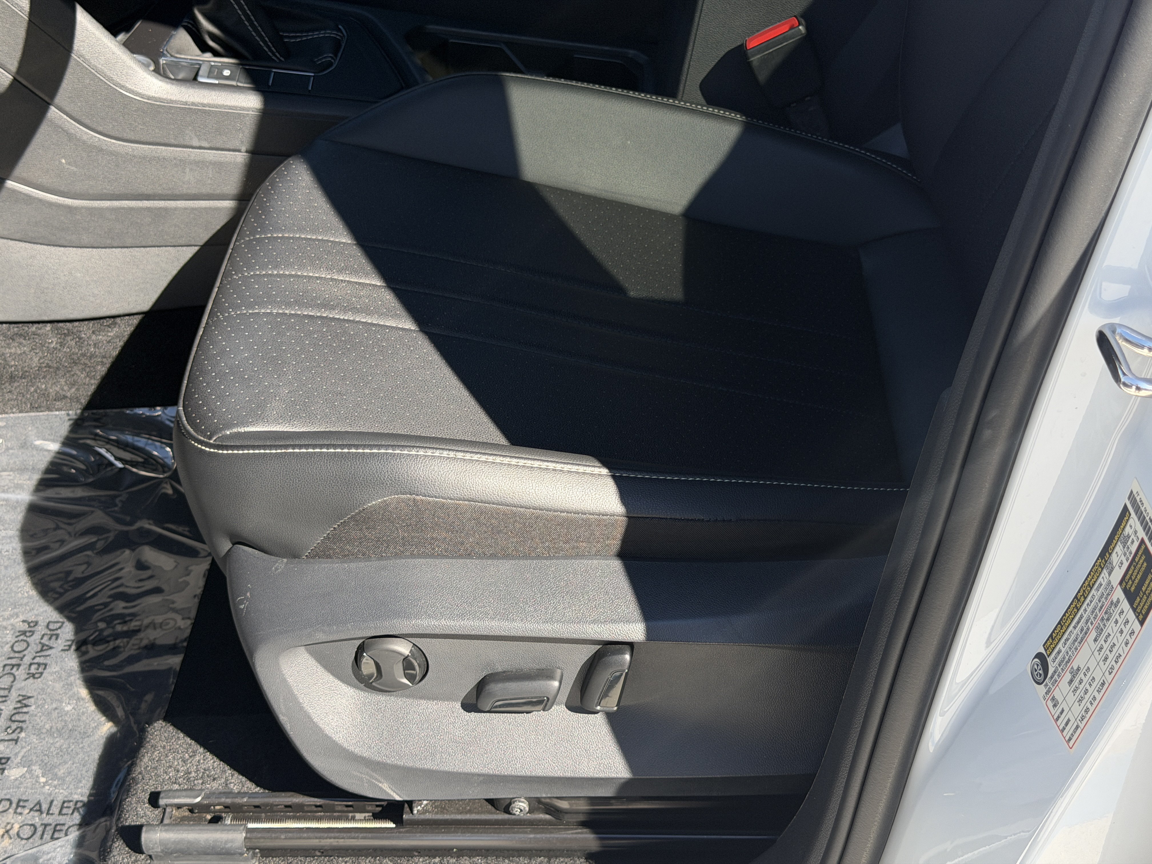 Certified 2023 Volkswagen Tiguan SE R-Line FWD image 21