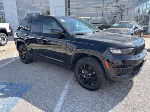 Used 2025 Jeep Grand Cherokee Altitude image 32