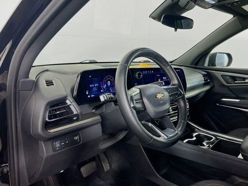 Used 2025 Chevrolet Traverse LT image 11