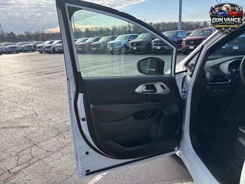 Used 2025 Chrysler Pacifica Limited FWD image 14