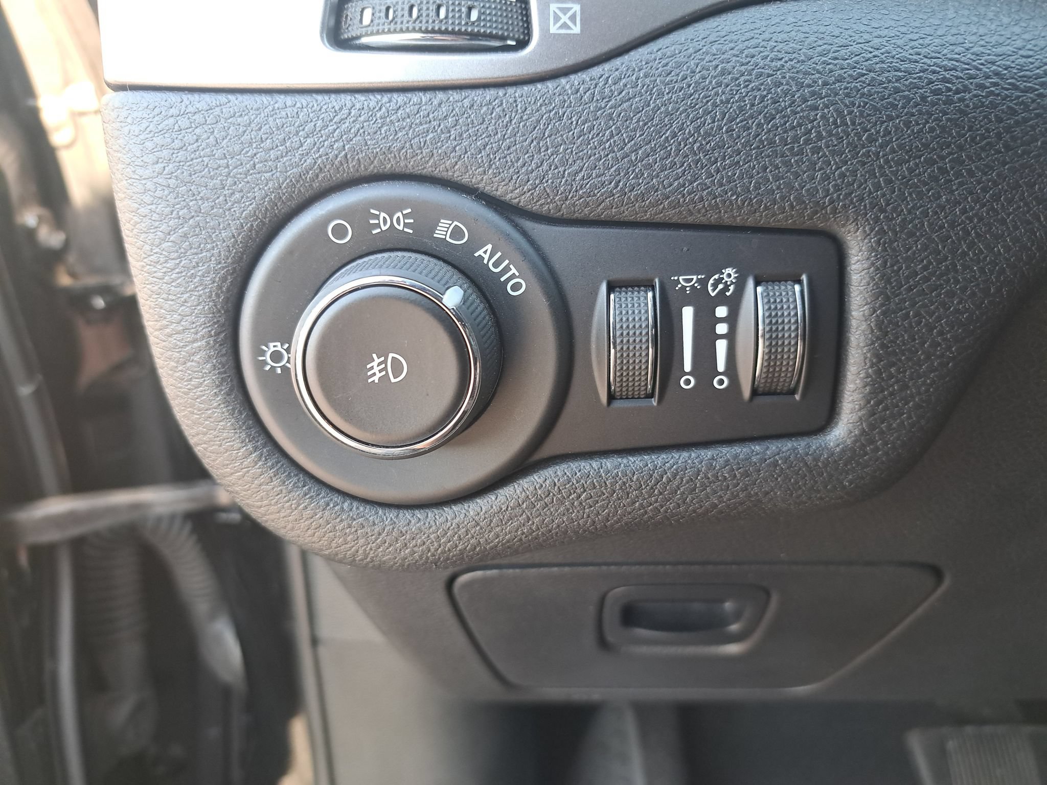 Used 2019 Jeep Cherokee Latitude Plus w/ Cold Weather Group AWD/4WD image 25
