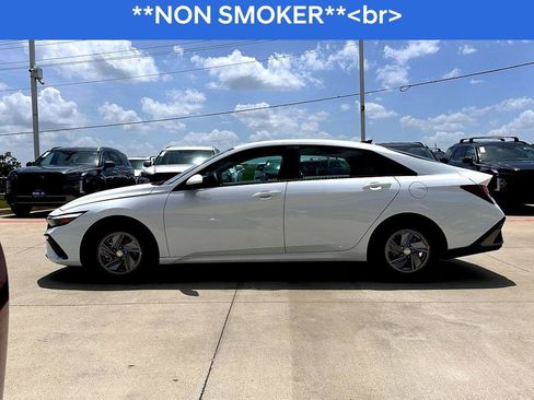 Used 2025 Hyundai Elantra SE w/ Cargo Package image 4