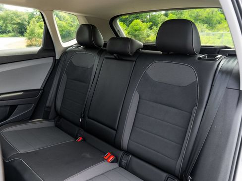 Used 2023 Volkswagen Taos SE w/ Panoramic Sunroof Package FWD image 18