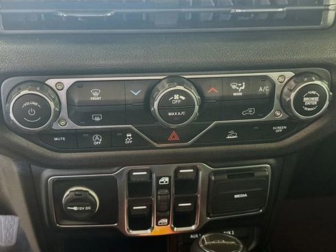 Used 2025 Jeep Gladiator Sport AWD/4WD image 19