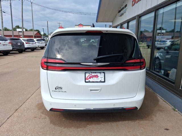 Used 2024 Chrysler Pacifica Touring-L FWD image 4