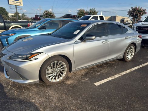 Used 2022 Lexus ES 300h Ultra Luxury w/ Accessory Package FWD image 1