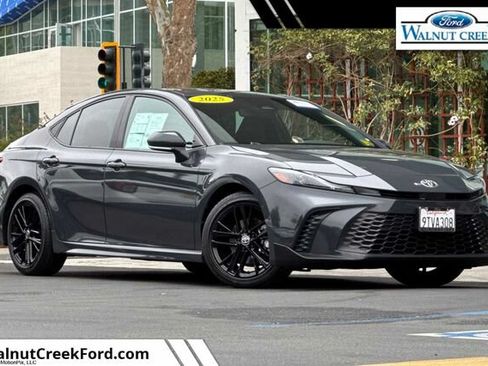Used 2025 Toyota Camry SE w/ Convenience Package FWD image 1