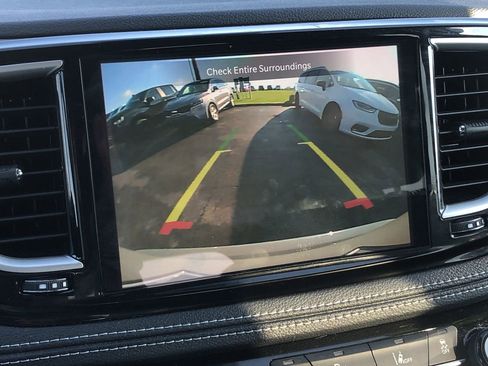 Used 2023 Chrysler Pacifica Touring-L image 30