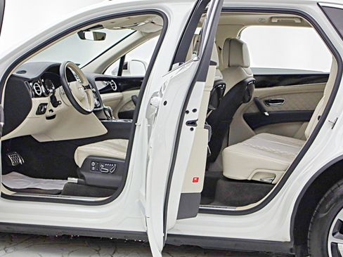 Certified 2017 Bentley Bentayga AWD/4WD image 6