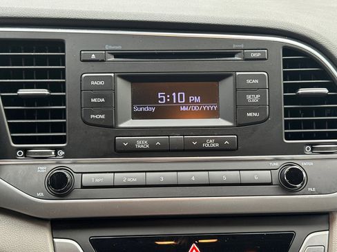 Used 2017 Hyundai Elantra SE image 28