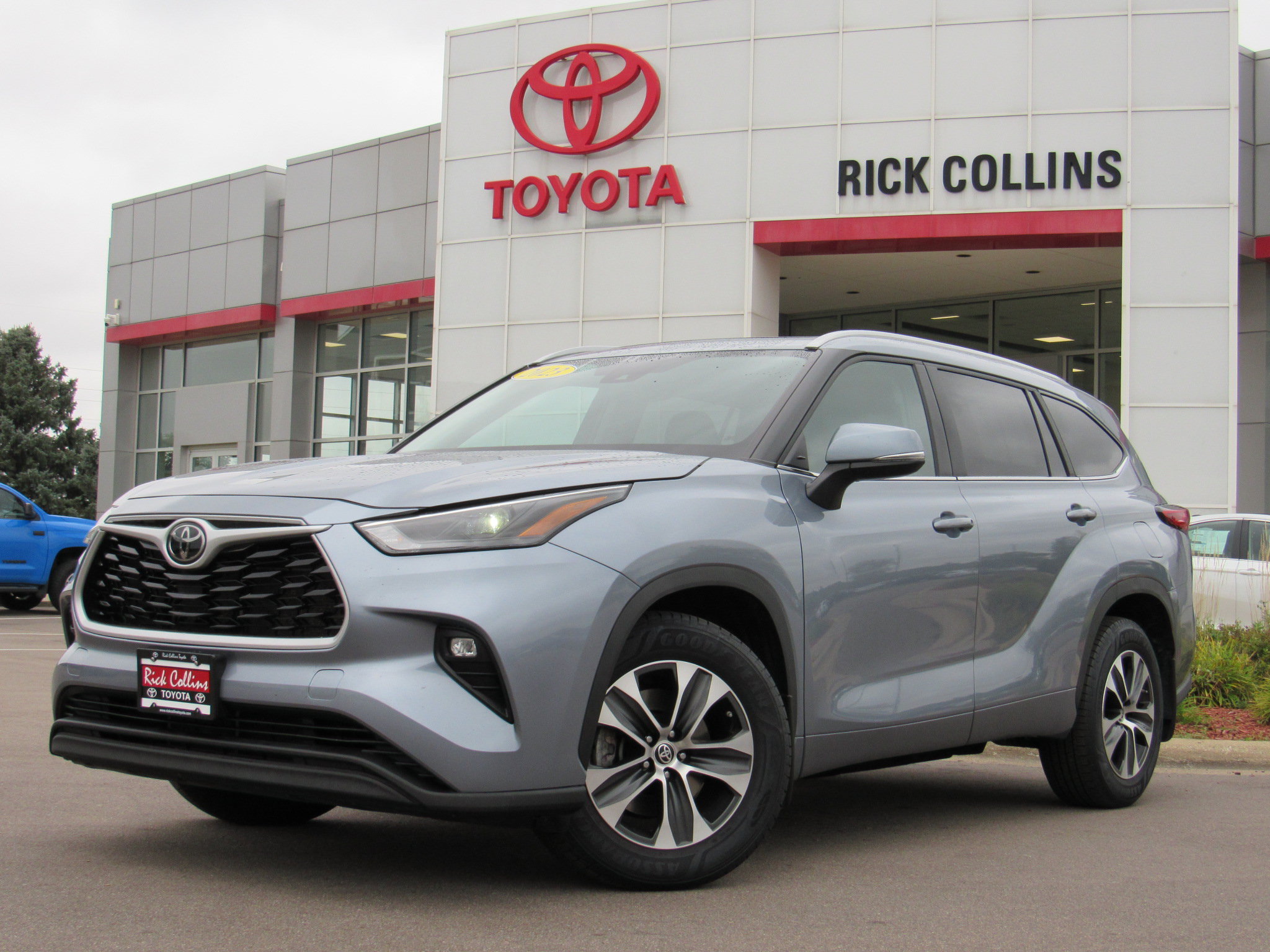 Used 2023 Toyota Highlander XLE AWD/4WD image 1