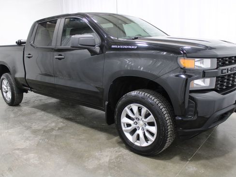 Used 2019 Chevrolet Silverado 1500 Custom w/ Custom Convenience Package AWD/4WD image 4