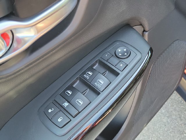 Used 2019 Jeep Cherokee Latitude Plus AWD/4WD image 9