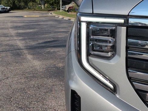 Used 2025 GMC Sierra 1500 SLT AWD/4WD image 9