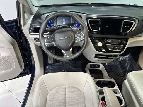 Used 2018 Chrysler Pacifica Touring Plus FWD image 15