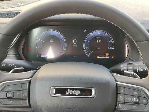 Used 2025 Jeep Grand Cherokee Limited RWD image 12