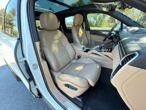 Certified 2023 Porsche Cayenne Platinum Edition AWD/4WD image 18