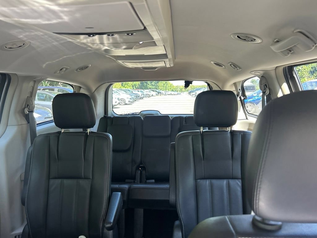 Used 2013 Chrysler Town & Country Touring FWD image 20
