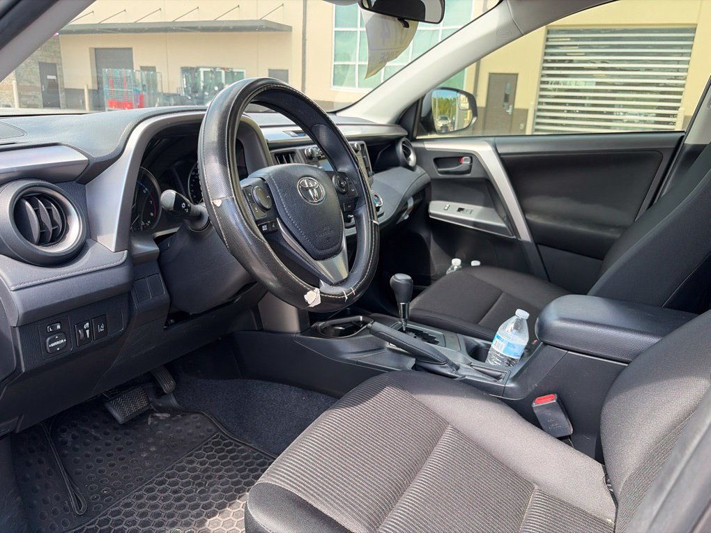 Used 2018 Toyota RAV4 LE FWD image 6