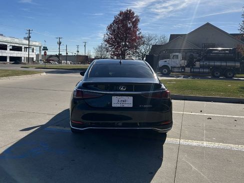 Used 2021 Lexus ES 300h w/ Accessory Package 2 image 7